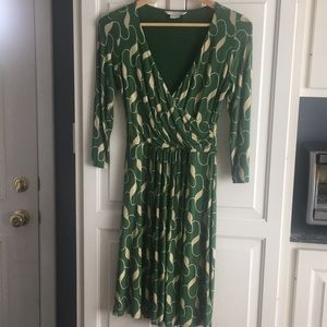 dress v-neck, green with subtle yellow/tan design